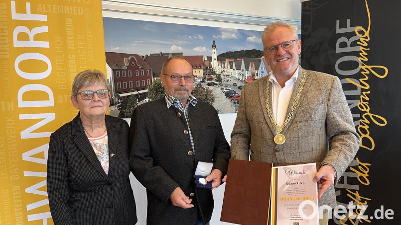 OB Andreas Feller (rechts) überreicht Johann Geck (Mitte) im Beisein seiner Frau Heidemarie (links) die Konrad-Max-Kunz-Medaille. Bild: Lara Schmaus, Stadt Schwandorf/exb