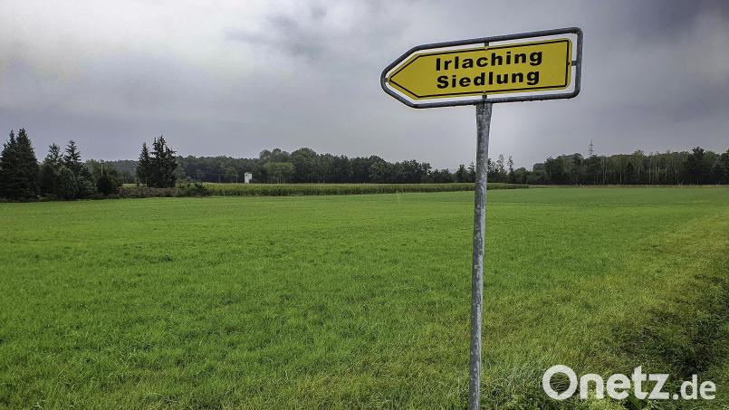 Für den Weiler Irlaching Siedlung hat Oberbürgermeister Andreas Feller Baugenehmigungen erteilt. Diese sind nach Ansicht der Regierung rechtswidrig. Die Landesanwaltschaft Bayern ermittelt nun gegen Feller wegen eines Dienstvergehens. Bild: Hösamer