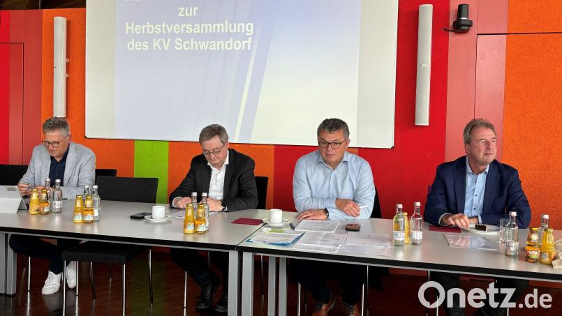 Zur Herbstversammlung kam der Bayerische Gemeindetag im Kreisverband Schwandorf zusammen. Das Foto zeigt (von links) Dr. Harald Hollnberger, Thomas Knoll, Vorsitzenden Martin Birner sowie Wilfried Schober. Bild: Richard Tischler/exb
