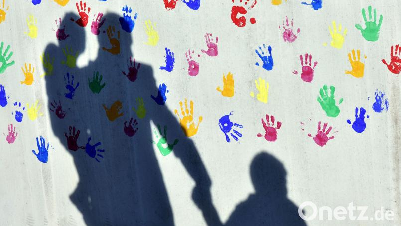 Familienleben ist vielfältig und bunt, doch es gibt auch Schattenseiten. Konkrete Hilfsangebote in vielen Fragen sollen Familienstützpunkte bald auch im Landkreis Tirschenreuth bieten. Symbolbild: Peter Kneffel/dpa