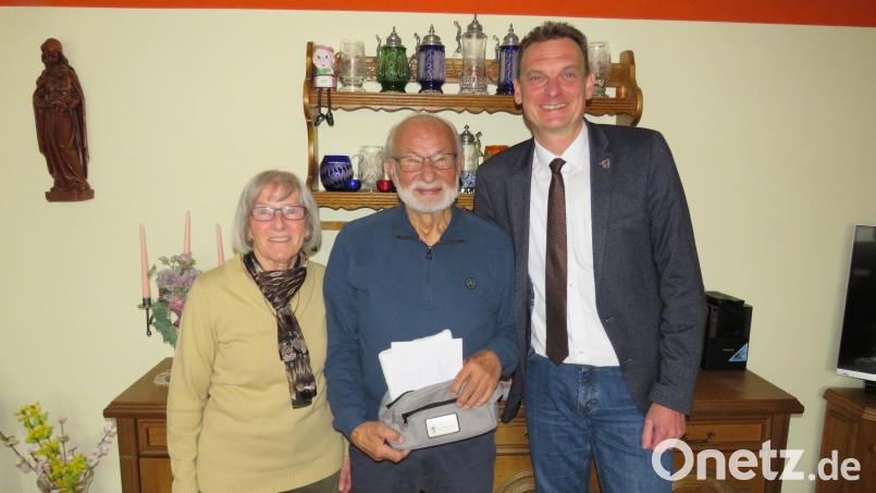 Bürgermeister Ernst Schicketanz gratulierte Werner Schumacher mit Frau Gisela zum 80. Geburtagstag. Bild: adj