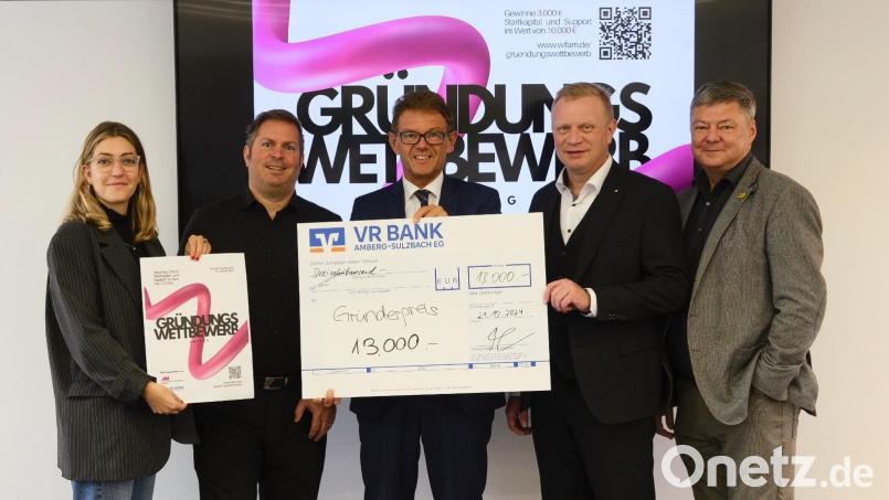 Die Wirtschaftsförderung Amberg und die VR Bank Amberg-Sulzbach eG rufen ambitionierte Gründer auf, ihre Geschäftsideen beim ersten Amberger Gründungswettbewerb einzureichen. Von links: Mirjam Dettling, Thomas Retzer, Andreas Reindl, Martin Sachsenhauser, Karlheinz Brandelik. Bild: Verena Fitzgerald/exb