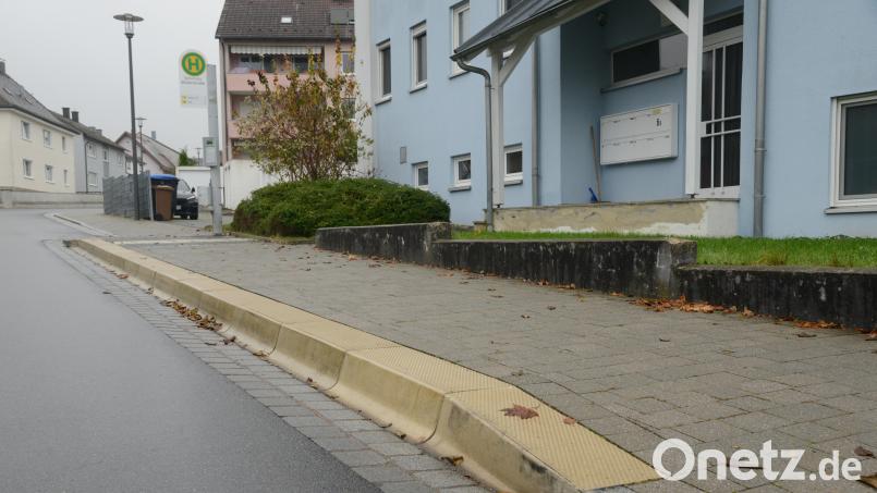 Die Bushaltestelle ist bestens eingerichtet für den Einstieg in die angekommenen Omnibus. Vor allem ist die Haltestelle behindertengerecht angelegt. Bild: bey