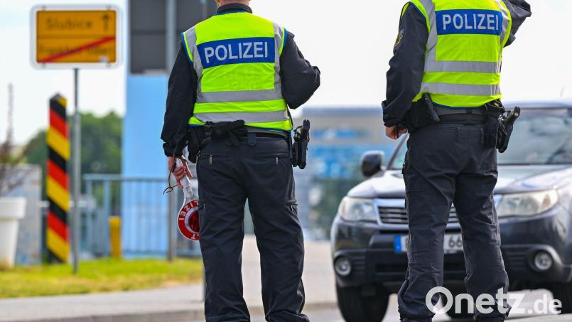 Kurz vor einer Grenzkontrolle an der A6 bei Waidhaus sprang ein Mann aus einem Auto und flüchtete in den Wald. Symbolbild: Patrick Pleul/dpa/Symbolbild