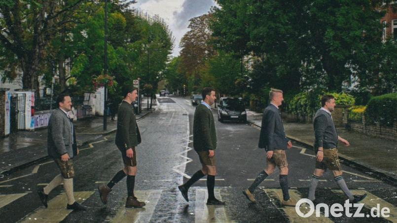 Die Hulzstoussboum überqueren bei ihrem London-Trip den berühmten Zebrastreifen auf der Abbey Road. Bild: Julian Bauer