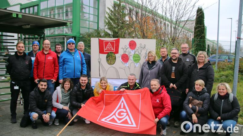 In Auerbach wurde um Punkt 12 Uhr die Arbeit für einen Warnstreik niedergelegt. Bild: jma