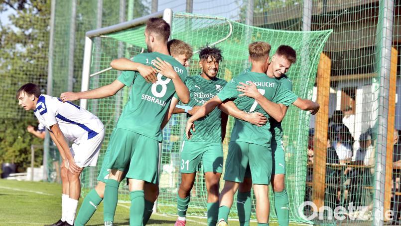 Die Spieler des 1. FC Schlicht (grüne Trikots) kommen derzeit aus dem Jubeln nicht raus: Damion Perrin (Mitte) ist dazu mit 14 Saisontoren treffsicherster Spieler des Überraschungsteams. Archivbild: Hubert Ziegler