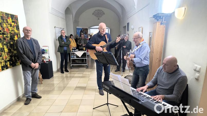 Die Musiker Georg Roidl, Friedrich Brandl und Jürgen Zach (von vorne) gestalten die Vernissage zur Ausstellung von Werken des Künstlers Siegfried Link (links). Bild: tra