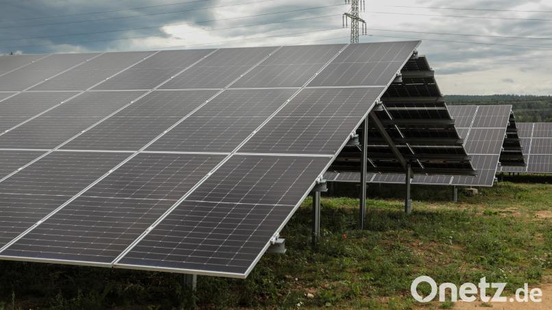 Die Dach-Form des neuen Solarparks in Kümmersbruck unterscheidet sich von anderen PV-Anlagen. Bild: Wolfgang Steinbacher