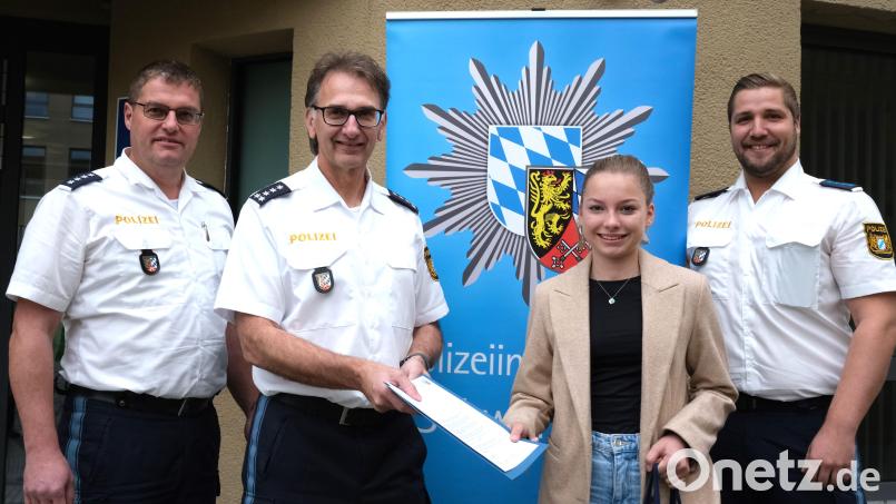 Die Vertreter der Polizeiinspektion Schwandorf, Florian Meier, Reiner Wiedenbauer und Peter Schulz (von links), bedanken sich bei Lina Gnerer für ihre Zivilcourage mit einem Brief des Polizeipräsidenten und einer Belohnung. Bild: Hirsch