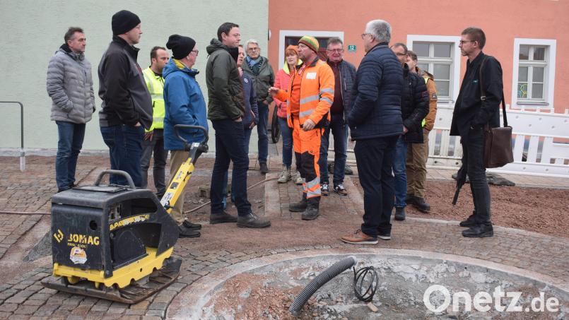 Die Außenanlagen am Haas-Haus bildenden Abschluss des Umbaus der Haas-Kreuzung. Der Bau- und Umweltausschuss macht sich ein Bild von den Restarbeiten. Bild: bnr