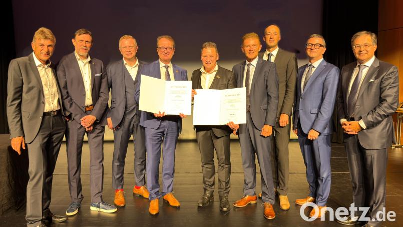 Große Auszeichnung für zwei ehemalige Vorstände der VR-Bank Amberg: Dieter Paintner und Erich Übler (Mitte, mit Urkunden) bekamen die goldene Ehrennadel des Genossenschaftsverbands Bayern. Im Bild von links: Georg Wittmann, Dieter Heldrich, Martin Sachsenhauser, Dieter Paintner, Erich Übler, Andreas Reindl, Dr. Andreas Leißl, Walter Friedrich und Wolfgang Völkl. Bild: Thomas Retzer