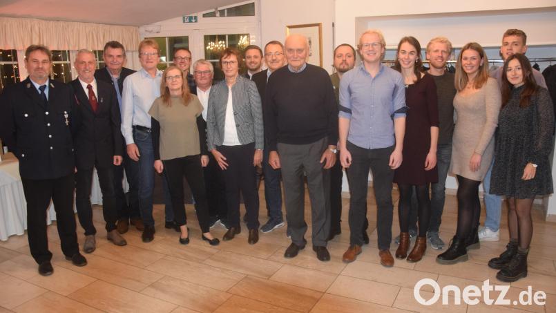 Familie und viele Gratulanten feierten mit Hans Koller (vorne Mitte) dessen 90. Geburtstag Bild: fz
