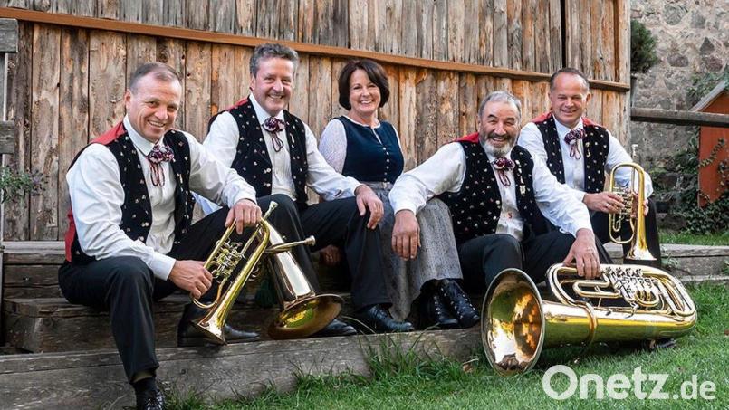Das Kastelruther Männerquartett – mit Sprecherin Helga Mahlknecht – gastiert am Sonntag, 17. November, in der Klosterkirche St. Felix in Neustadt/WN. Mit dem Konzert wird das Kloster St. Felix unterstützt. Bild: Martin Bacher/exb