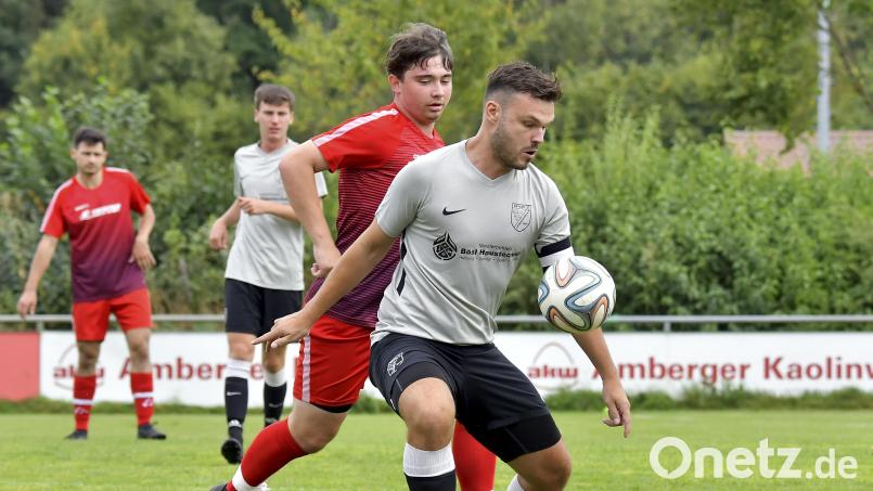 Für Kapitän Fabian Hiereth (rechts) und die SG Utzenhofen/Kastl stehen vor der Winterpause noch zwei richtungsweisende Duelle im Abstiegskampf der Kreisliga Süd bevor. Archivbild: Hubert Ziegler