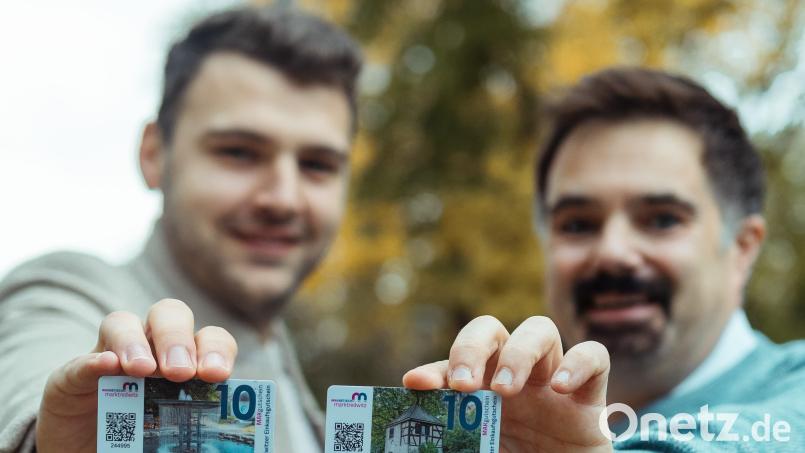 &quot;MAK-netisch&quot;-Vorsitzender Sebastian Macht (rechts) und Innenstadtkoordinator André Eckardt stellten die beiden neuen Motive der zehnten und elften &quot;MAK-Gutschein&quot;-Serie vor. Bild: Sebastian Macht/MAK-netisch/exb