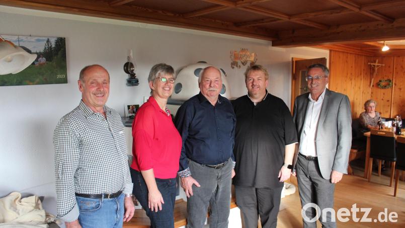 Viele Gratulanten lassen Josef Höcherl an seinem 85. Geburtstag hochleben. Bild: Nikolaus Scherr/exb