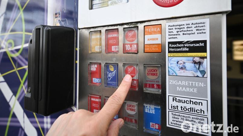 Im Großraum Regensburg sind 29 Zigarettenautomaten gestohlen und aufgebrochen worden. Symbolbild: Bernd Weißbrod/dpa