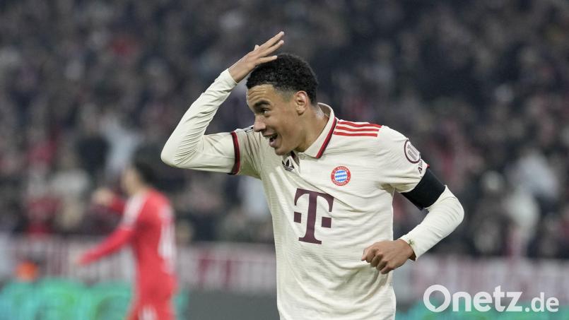 Jamal Musiala zeigt es an: Seht her, ich habe es mit Köpfchen gemacht. Bild: Matthias Schrader/dpa