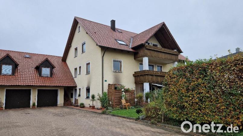 Das Haus am Stadtrand von Pfreimd, in dem es am Dienstag gebrannt hat, weist Schäden an der Fassade auf durch den Qualm, der aus den Fenstern der Wohnung im Erdgeschoss ausgetreten ist. Die Räume unten sind derzeit unbewohnbar. Bild: td