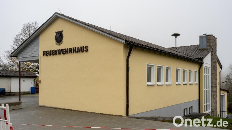 Das Feuerwehrhaus in Wildenreuth mit renovierter Fassade und neuen Stellplätzen. Bild: lum