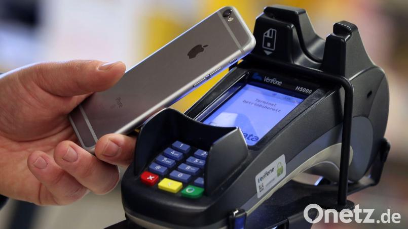 Mobiles Bezahlen wird beliebter - aber nicht bei allen Bild: Karl-Josef Hildenbrand/dpa