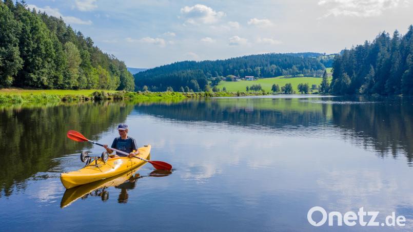 Harald Dobler erkundete die vom Fluss Regen verbundenen Seen Höllensteinsee und Blaibacher See. Bild: Alois Kernbichl/exb