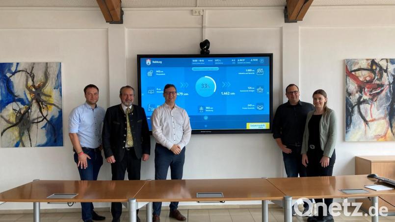 Nabburgs Geschäftsstellenleiter Thomas Prey, Bürgermeister Frank Zeitler, Robert Eger (Bauamt) und Marina Bäumler (Liegenschaftsverwaltung) freuen sich mit Wolfgang Dumm vom Bayernwerk (Dritter von links) über den Energiemonitor, der wichtige Erkenntnisse zum Thema Energieverbrauch liefert. Bild: Manuela Hösl/exb