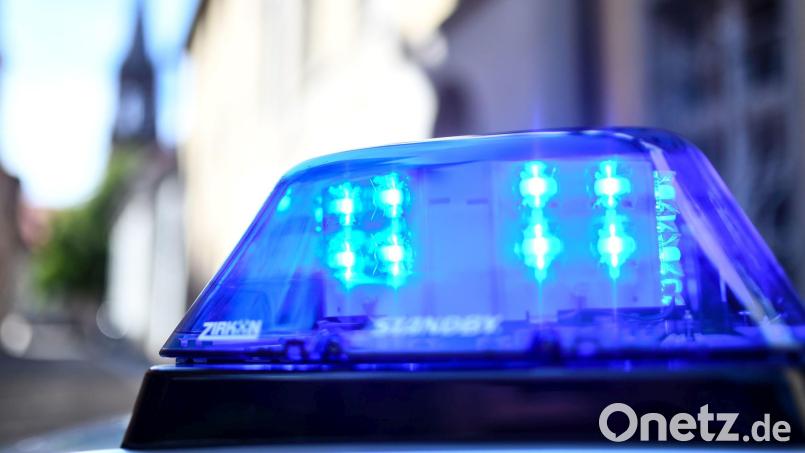 Zwei Fußgänger wurden am Donnerstagmorgen bei Unterlangau von einem Auto erfasst. Symbolbild: Patrick Seeger/dpa