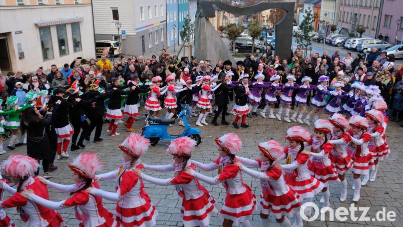 Fröhlichkeit ist Trumpf. Die Eschenbacher Faschingsgesellschaft lädt die Bevölkerung zum Faschingsauftakt am Samstag in die Altstadt ein. Archivbild: do