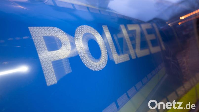 Die Polizei ermittelt aktuell, weil ein Unbekannter die Scheibe eine Waffengeschäfts in Amberg beschädigt hat. Bild: Marijan Murat/dpa