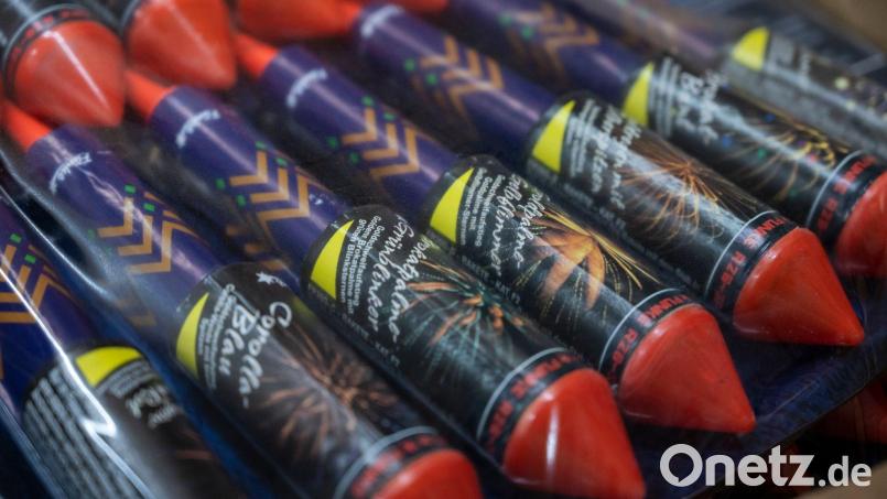 In Amberg haben zwei Diebe Feuerwerkskörper mitgehen lassen. Bild: Christophe Gateau/dpa/Symbolbild