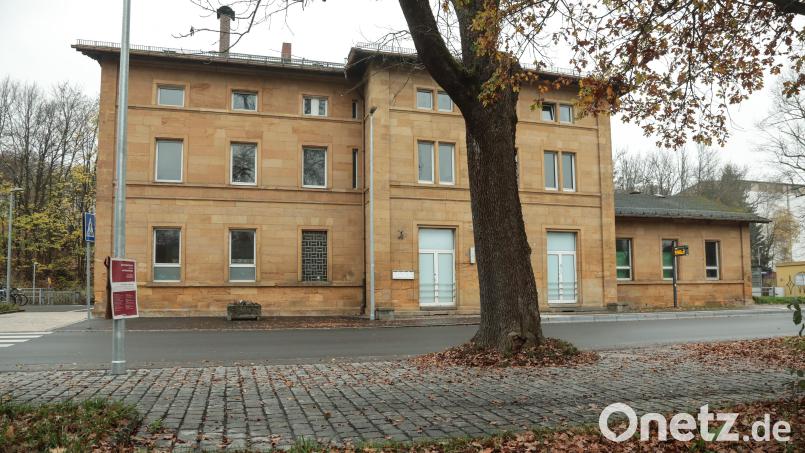 Es ist nicht nur der Herbst, der dieser Aufnahme eine triste Stimmung verleiht. Auch der 141 Jahre alte Bahnhofsbau verströmt Tristesse: Er präsentiert sich heruntergekommen, marode - und noch dazu ist ihm der Investor mit einem Zukunftskonzept abhandengekommen. Bild: Wolfgang Steinbacher