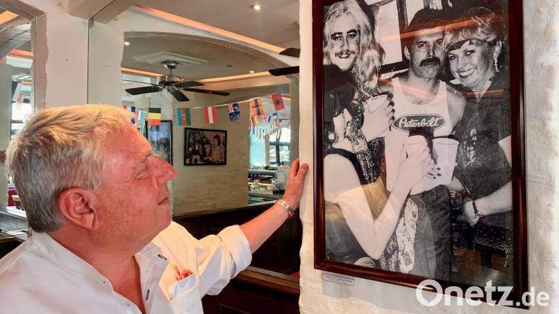 Erinnerung an den prominenten Stammgast: Dietmar Holzapfel, einer der Inhaber der &quot;Deutschen Eiche&quot;, zeigt ein Bild von Freddie Mercury im Restaurant. Bild: Wolfgang Stelljes/dpa