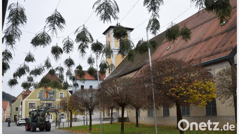 Eine dezent beleuchtete Bäumchen-Straße begleitet wieder den Spaziergang durch den vorweihnachtlich geschmückten Ortskern von Schmidmühlen. Bild: bö