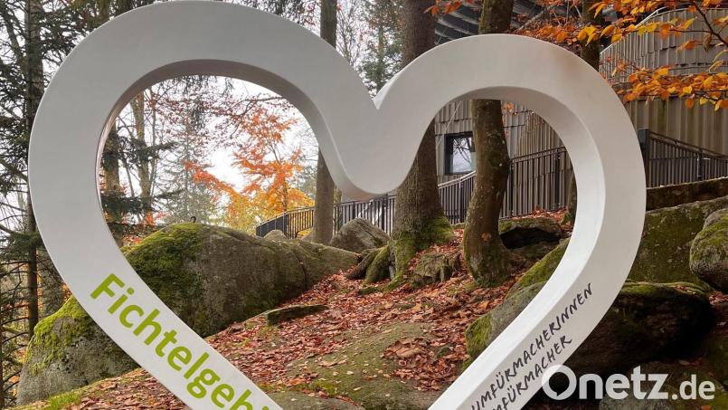 Die schöne Herbststimmung lädt ein, beim Foto-Spot auf der Luisenburg (Bild) die ersten Bilder zu machen. Bild: Landratsamt Wunsiedel/Katharina Becher/exb