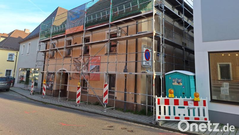 Das Gerüst steht, jetzt wird angepackt bei der Sanierung des &quot;Löwenhofs&quot; in Pfreimd. Bild: bl