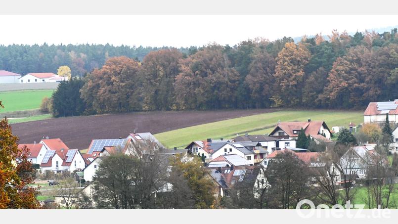Nordöstlich der aktuellen Bebauung ist das Neubaugebiet „Speckshof – auf der Leite II“ geplant, für das die Regierung der Oberpfalz nun ihre ablehnende Haltung aufgegeben hat. Die Nutzung von Erdwärme dort gilt als Modellprojekt im Landkreis. Bild: gf