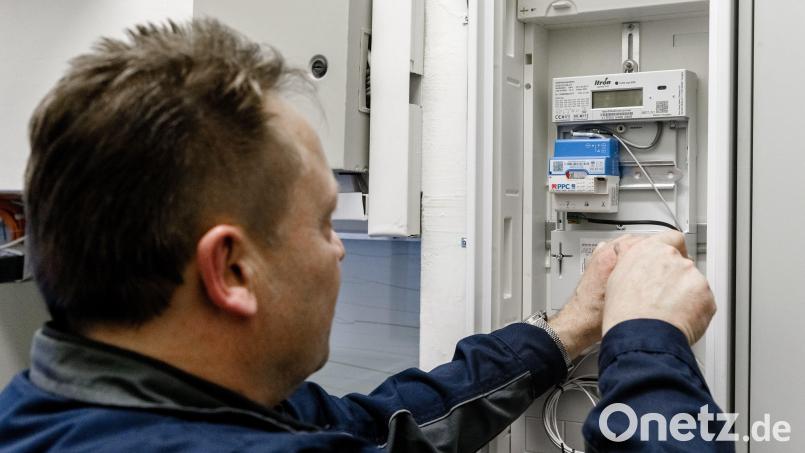 Ein Elektriker montiert einen digitalen Stromzähler mit einem Smart-Meter-Gateway zur Datenübertragung. Bild: Markus Scholz/dpa