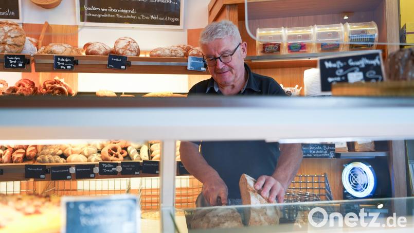 Hans Zach in seiner Bäckerei in Oberwildenau. Bild: Sebastian Böhm