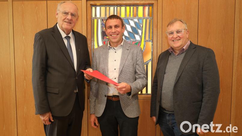 Stefan Erndt (Mitte) ist neuer Geschäftsführer des Jobcenters Weiden-Neustadt. Bürgermeister Lothar Höher (links) und Wolfgang Hohlmeier, Sozialdezernent der Stadt, gratulieren ihm. Bild: Stadt Weiden/Pressestelle