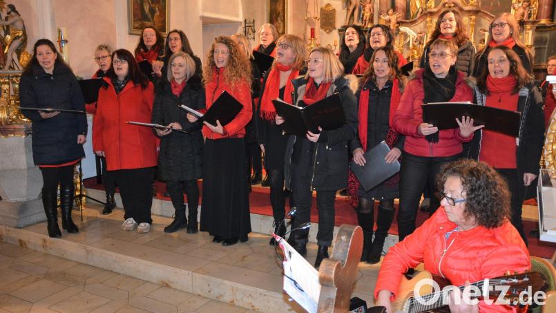 Der Kemnather Gospelchor „Just for Joy“ sang vor zwei Jahren beim Benefizkonzert des Vereins &quot;Kopf hoch&quot; Konnersreuth. Am Sonntag feiert das Ensemble in Kemnath das 25-jährige Bestehen. Archivbild: jr