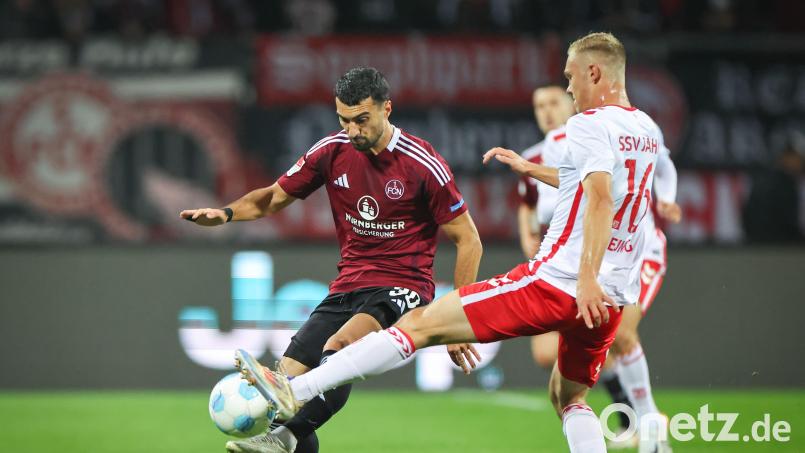 Der Nürnberger Mahir Emreli (links) kämpft mit dem Regensburger Louis Breunig um den Ball. Bild: Daniel Karmann/dpa