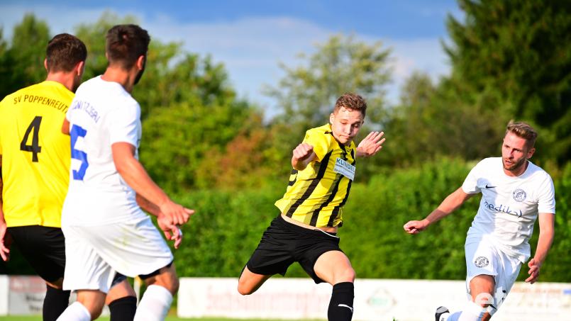Danylo Samek (Mitte) und der SV Poppenreuth empfangen am Sonntag den FC Fichtelgebirge. Bild: Thomas Schrems