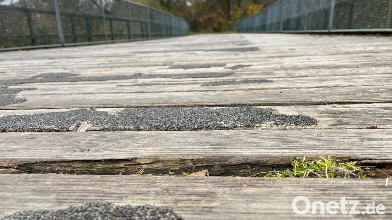 Der rutschhemmende Belag auf den Holzbohlen des Bocklradwegs ist auf den drei Brücken in Neustadt/WN nur mehr rudimentär vorhanden. Ob es eine schnelle Reparatur, oder doch eine Sperrung gibt, ist noch nicht endgültig beschlossen. Bild: Gabi Schönberger