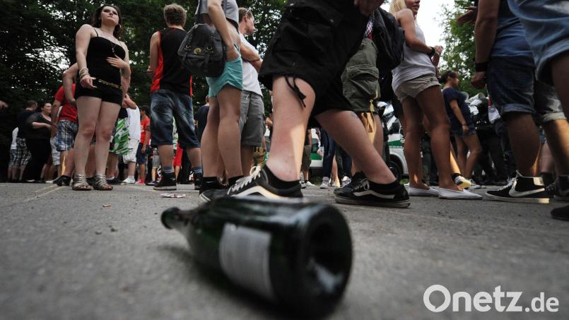 Nachdem sich 2022 viele Jugendliche im Maltesergarten trafen und es neben Müll und Lärm auch zu Vandalismus und Pöbeleien gekommen war, setzte die Stadt auf Konfliktmanager. Zwei Jahre später zeigt sich, dass das Projekt so erfolgreich war, dass es zum Dauerbrenner werden soll. Symbolbild: Franziska Kraufmann