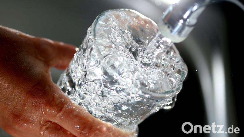 Um den Wasserpreis für die Jahre 2025 bis 2028 ging es jetzt im Mitterteicher Stadtrat. Symbolbild: Oliver Berg/dpa