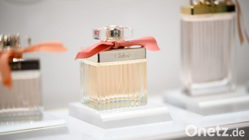 In einer Amberger Drogerie hat es ein Dieb auf Parfüme abgesehen. Bild: Daniel Reinhardt/dpa