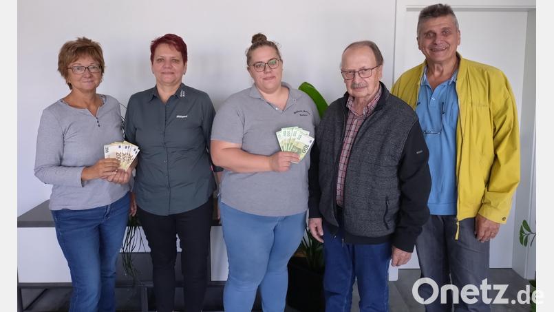 In Irchenrieth übergaben Hildegard Schmid und Tochter Barbara (2. und 3. von links) 2500 Euro am Brigitte Krause (links), Max Hohlrüther und Andreas Steinl (von rechts). Bild: rn