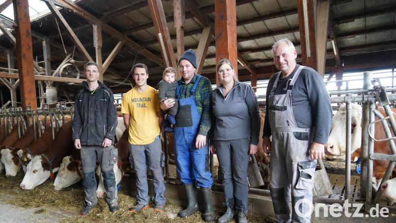 Der landwirtschaftliche Betrieb der Familie Wegmann aus Höll bei Pullenreuth wurde mit einem Staatsehrenpreis ausgezeichnet. Von links: die ehemaligen Azubis Florian Löw und Josef Kopp sowie Quirin, Thomas, Sophie und Berthold Wegmann. Bild: kaz